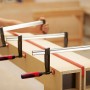 Bessey Temperguss-Schraubzwingen TPN-BE-2K 80/120 im Einsatz beim Verleimen von Holz.