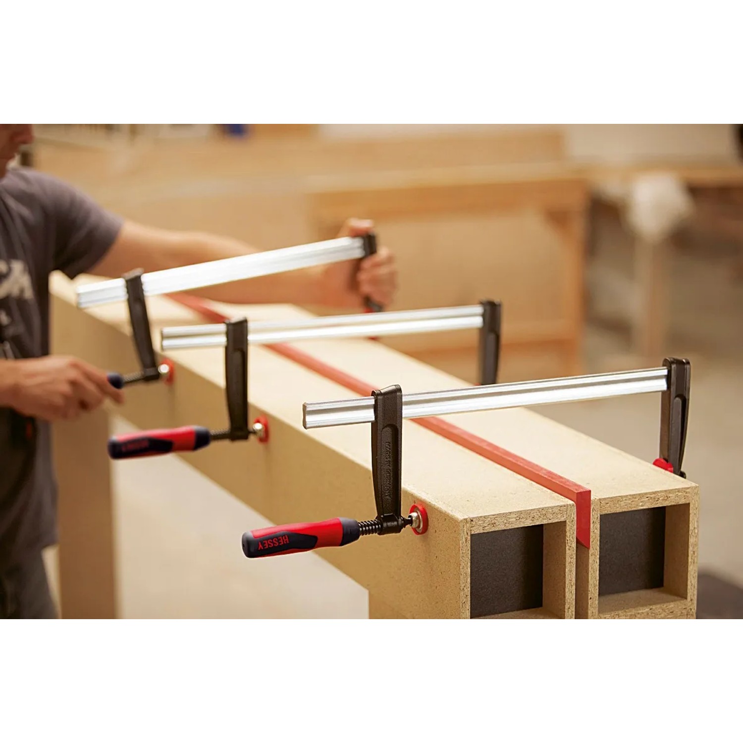Bessey Temperguss-Schraubzwingen TPN-BE-2K 80/120 im Einsatz beim Verleimen von Holz.