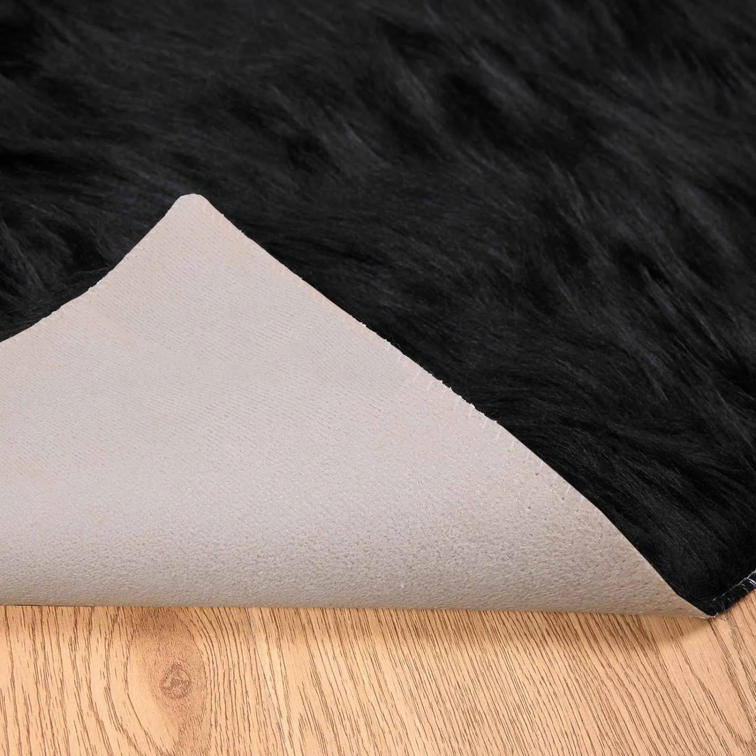 Schwarzer vidaXL Kunstschaffell Teppich (80x250cm) mit gewendeter Ecke, Detailansicht der Unterseite.