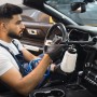 Mann nutzt blauen Spiraldruckluftschlauch (5m, 1/4 Zoll) für Druckluftwerkzeug im Auto. Ideal für Kompressor in der Werkstatt.