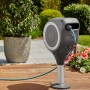 Gardena Terrassen-Schlauchbox RollUp S mit 15m Gartenschlauch auf Holzterrasse.
