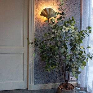 Orientalische Messing Wandleuchte Louka von QAZQA, abstraktes Design, warmes Licht.