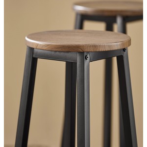 Detailaufnahme Barhocker aus Holz und Metall, Teil des SoBuy Bartisch Sets.