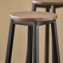 Detailaufnahme Barhocker aus Holz und Metall, Teil des SoBuy Bartisch Sets.