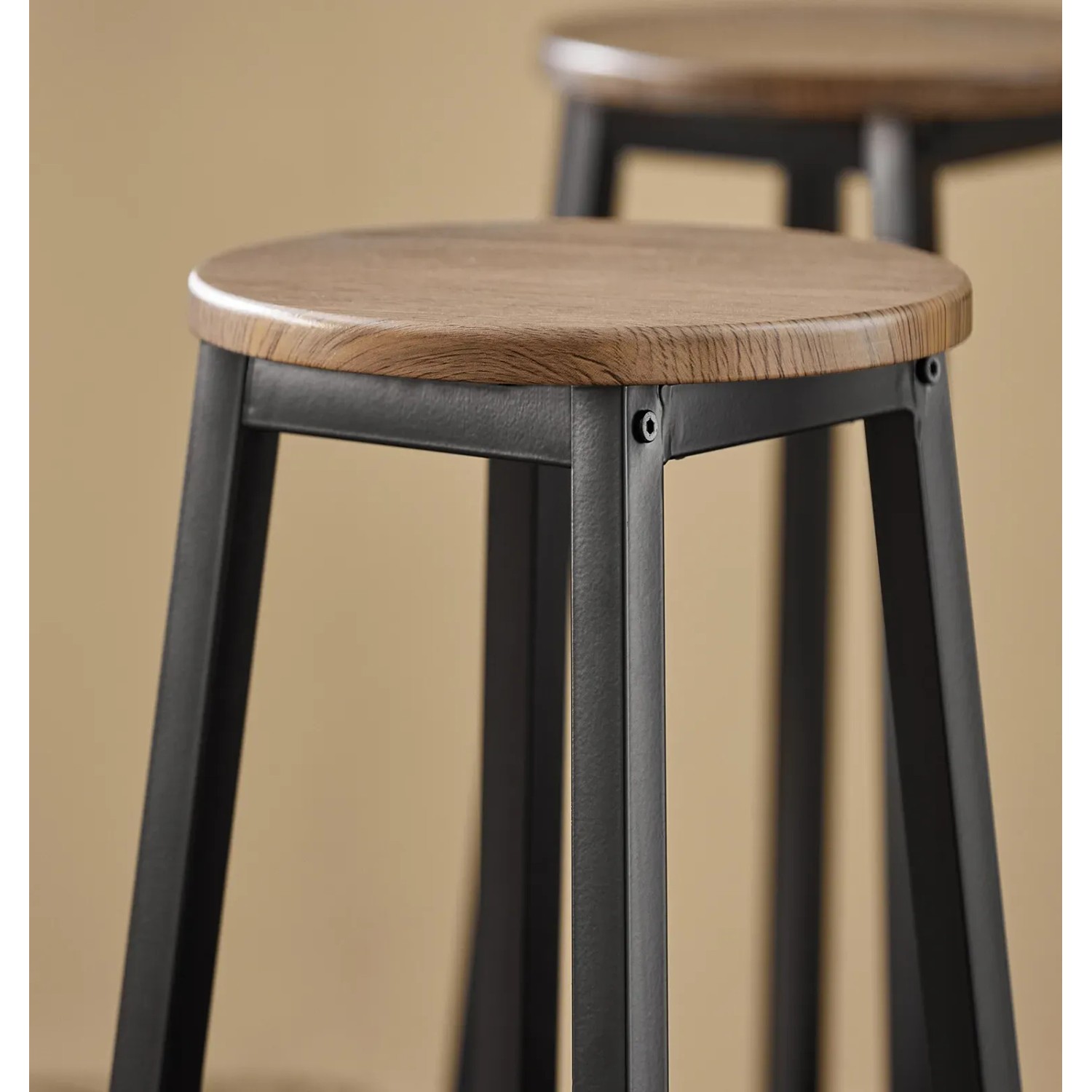 Detailaufnahme Barhocker aus Holz und Metall, Teil des SoBuy Bartisch Sets.