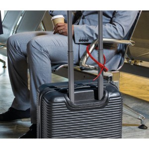 Rotes Basi Kabelbinder-Schloss KBS 50 am Trolleygriff zur Sicherung von Gepäck.