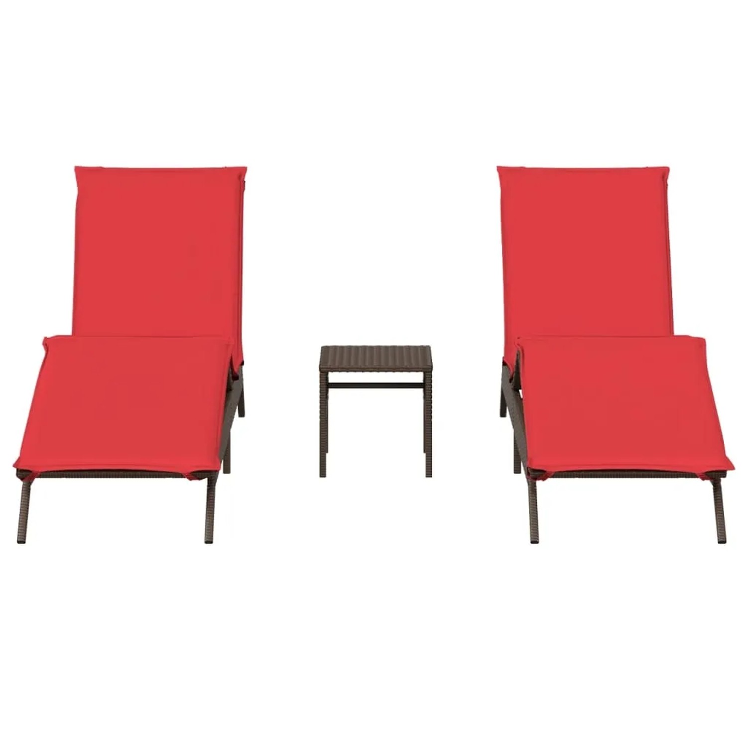2 braune Poly Rattan Sonnenliegen mit roten Kissen und kleinem Tisch für Garten oder Terrasse.