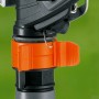 Detailaufnahme: Gardena Premium Rasensprenger mit orangefarbenem Einstellring.