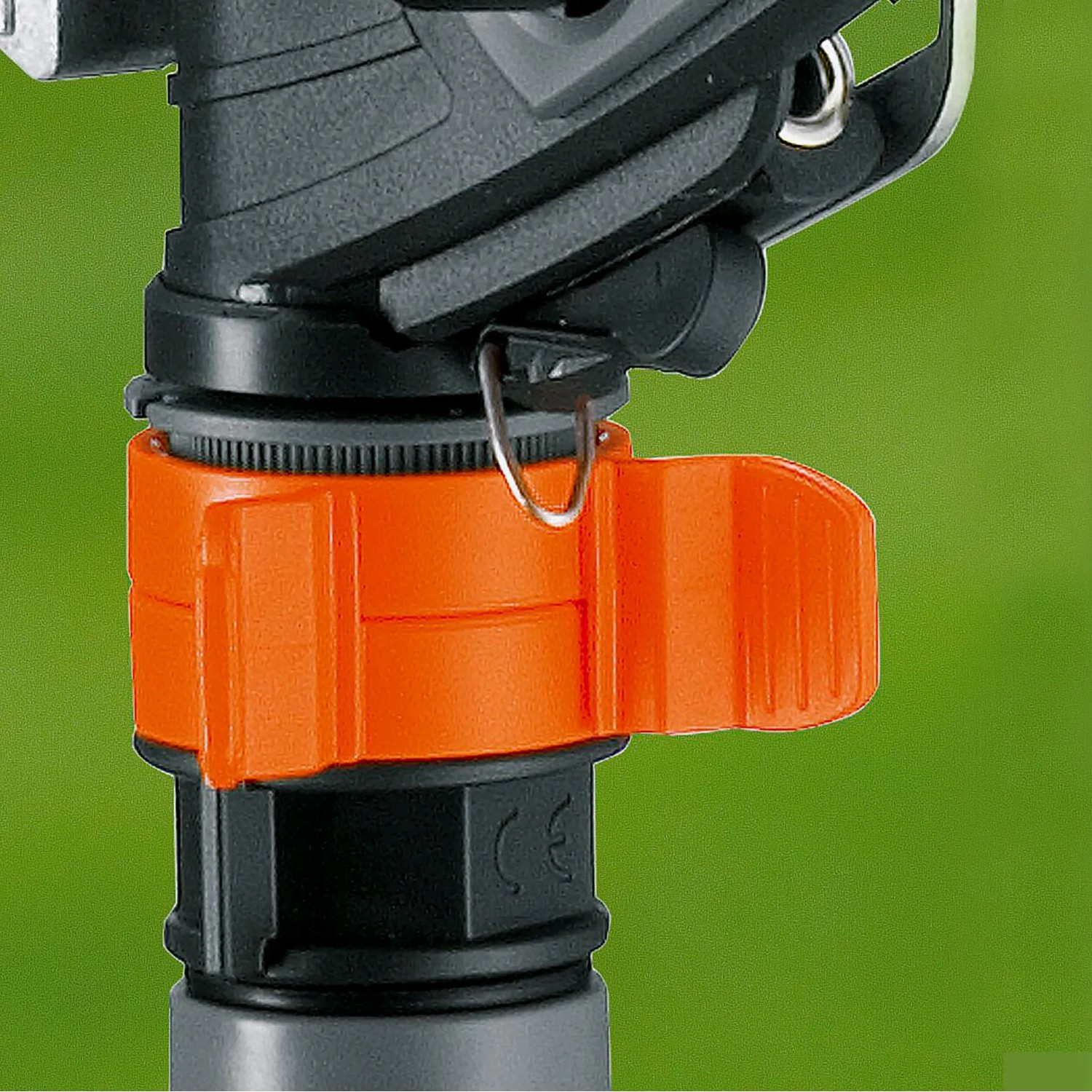 Detailaufnahme: Gardena Premium Rasensprenger mit orangefarbenem Einstellring.