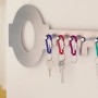 Karabinerhaken Set mit Schlüsselanhänger in Blau, Rot, Lila und Grün an Schlüsselbrett in Schlüsselform.