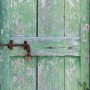 Komar Fototapete Gartentür, grüne Holztür mit Schloss, 100x280 cm, für eine natürliche Wandgestaltung.