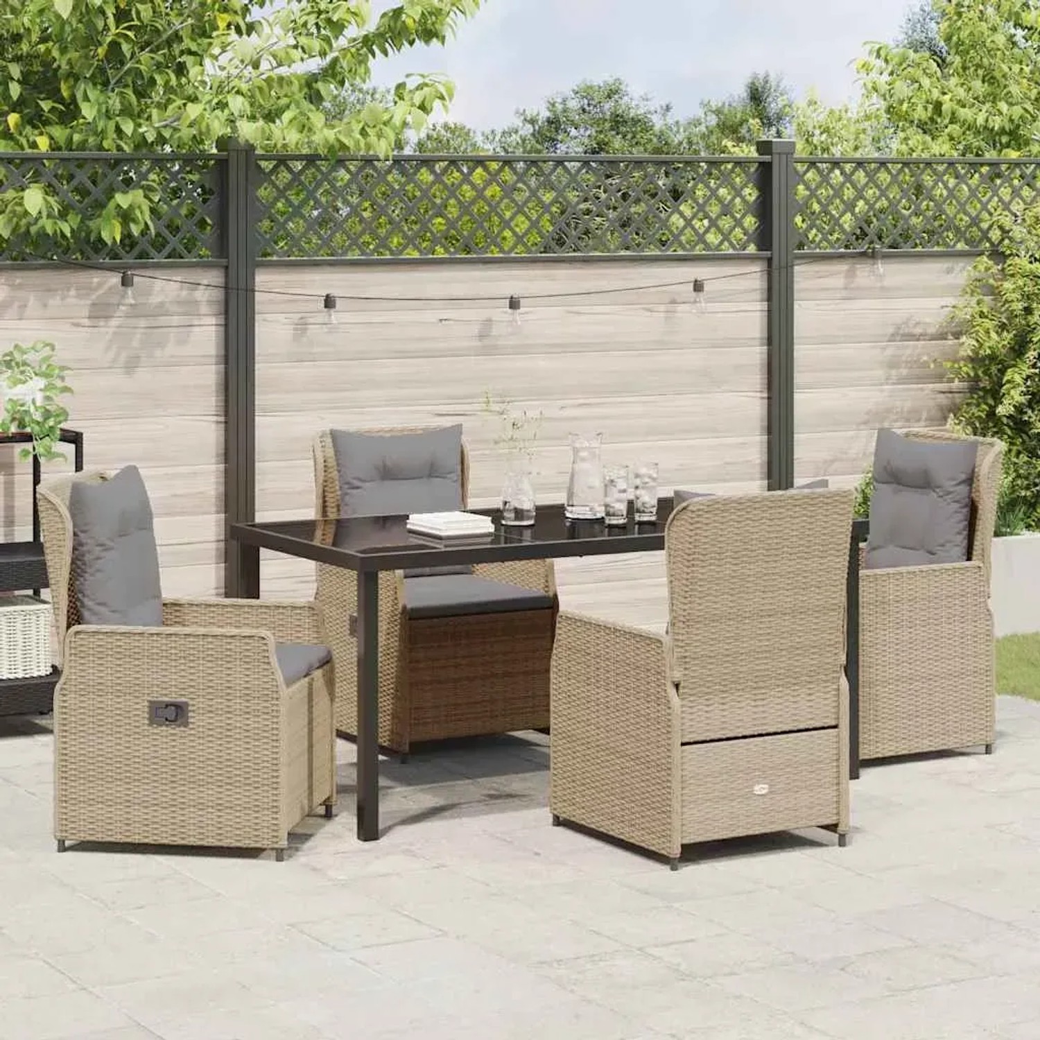 Beige 5-teilige Garten Essgruppe aus Poly Rattan mit Tisch und 4 Stühlen.