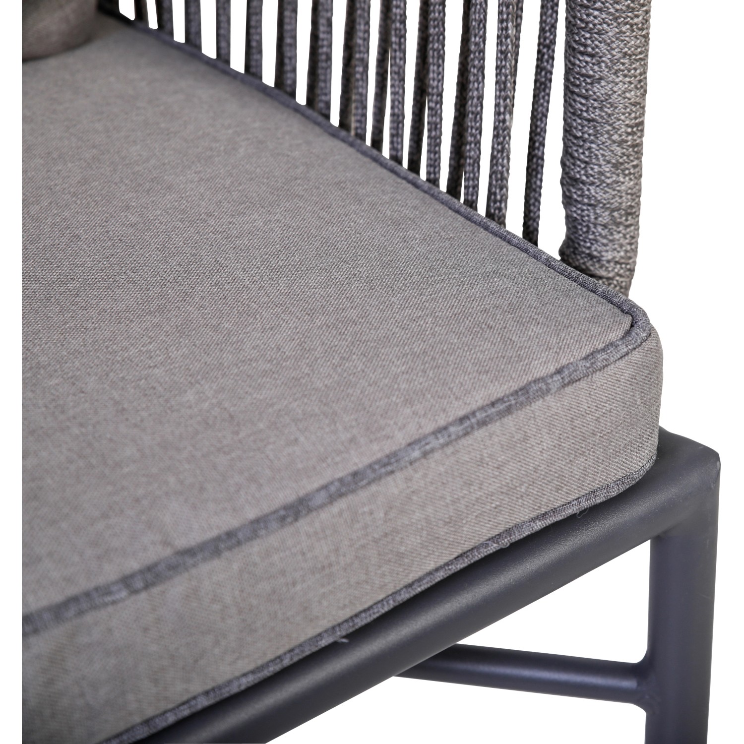 Detailansicht: Graues Sitzkissen und Rope-Bespannung des Gartenmöbel-Sets Calgary von Greemotion.