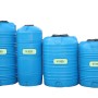Vier blaue zylindrische Wassertanks aus Polyethylen in verschiedenen Größen. Ideal für Trinkwasser und Regenwasser.