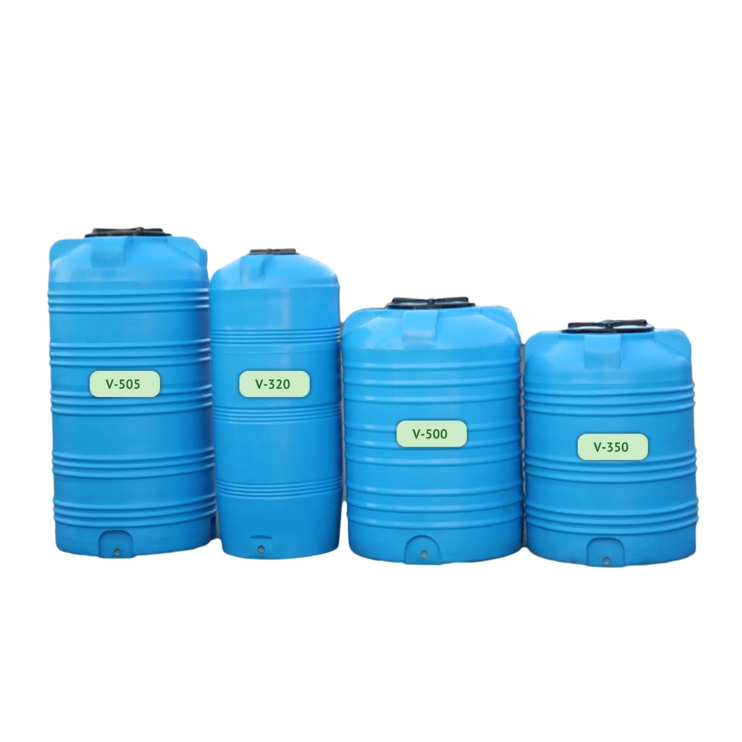 Vier blaue zylindrische Wassertanks aus Polyethylen in verschiedenen Größen. Ideal für Trinkwasser und Regenwasser.