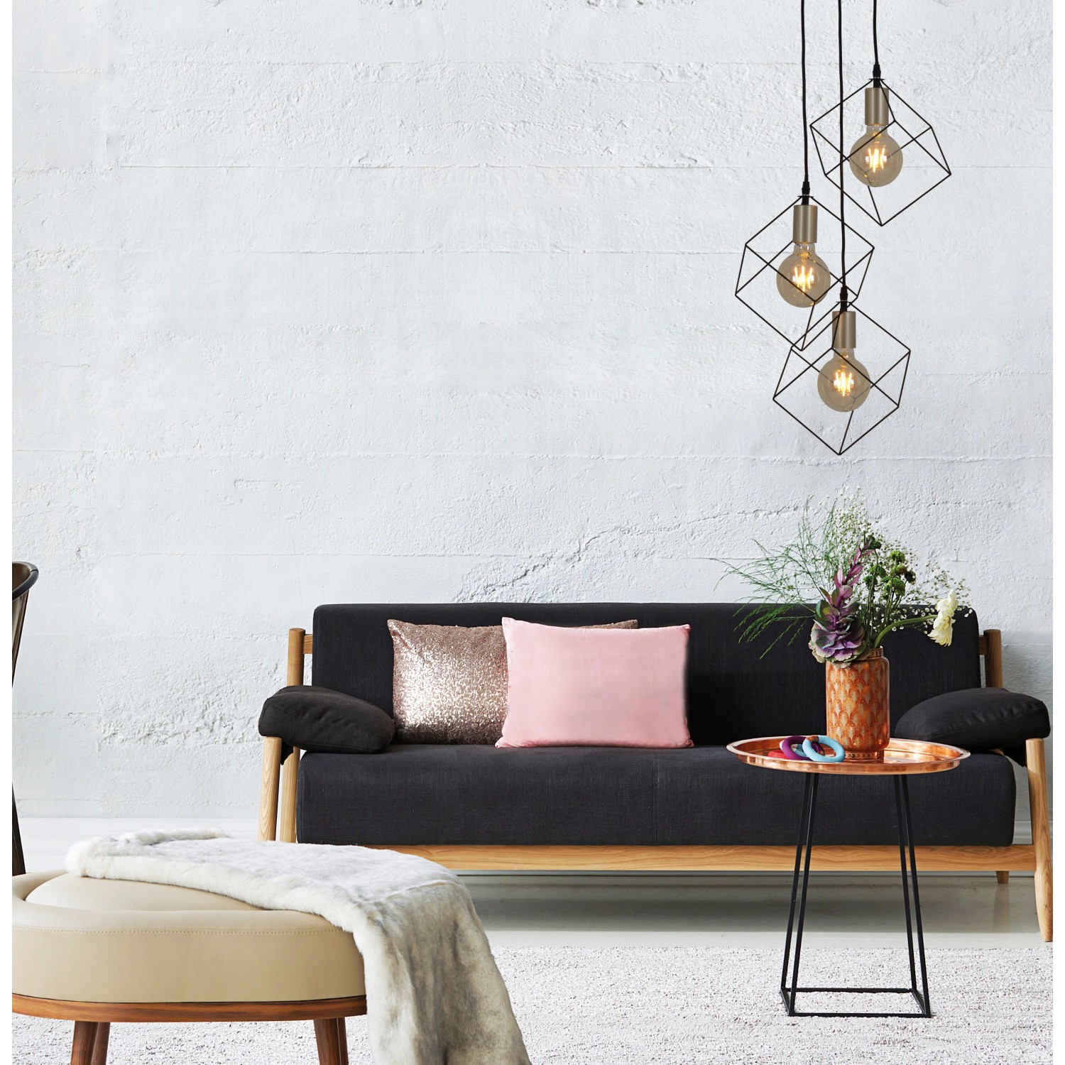 Näve Pendelleuchte Canto, 3-flammig, 146 cm, im Industrial Style über Sofa.
