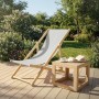 2er Set hellgraue, klappbare Holz-Liegestühle von ECD Germany mit Beistelltisch im Garten.