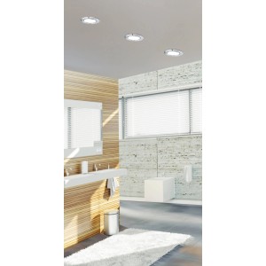 Drei chromfarbene Eglo LED-Einbauspots Fueva 5 in einem Badezimmer.
