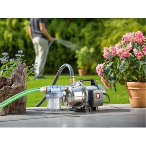 Gartenpumpe 1100 W GP 4600/E im Einsatz zur Gartenbewässerung.