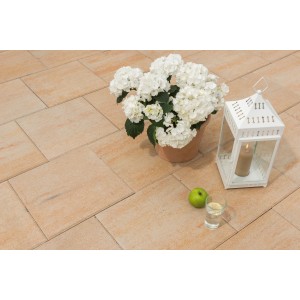 Verlegte Diephaus Terrassenplatten Corso Sandstein 40x40, dekoriert mit Hortensie und Laterne.