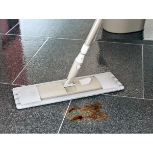OBI Mikrofaser-Bodenwischer-Bezug auf dunklen Fliesen entfernt braunen Schmutzfleck. Ideal für Feuchtreinigung.