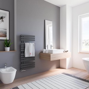 Schulte Design-Heizkörper Breda, 477 W, Anthrazit im modernen Bad mit Handtuch.