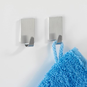 Wenko Rechteck-Haken 4er-Set aus mattem Edelstahl, einer mit blauem Handtuch.