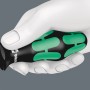 Wera Kreuzschlitz-Schraubendreher PH 0 x 60 mm in Hand, Schraubenzieher mit grün-schwarzem Griff.