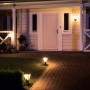 Beleuchteter Garten mit Philips Hue Econic LED Laternenleuchte hängend und Wegeleuchten.