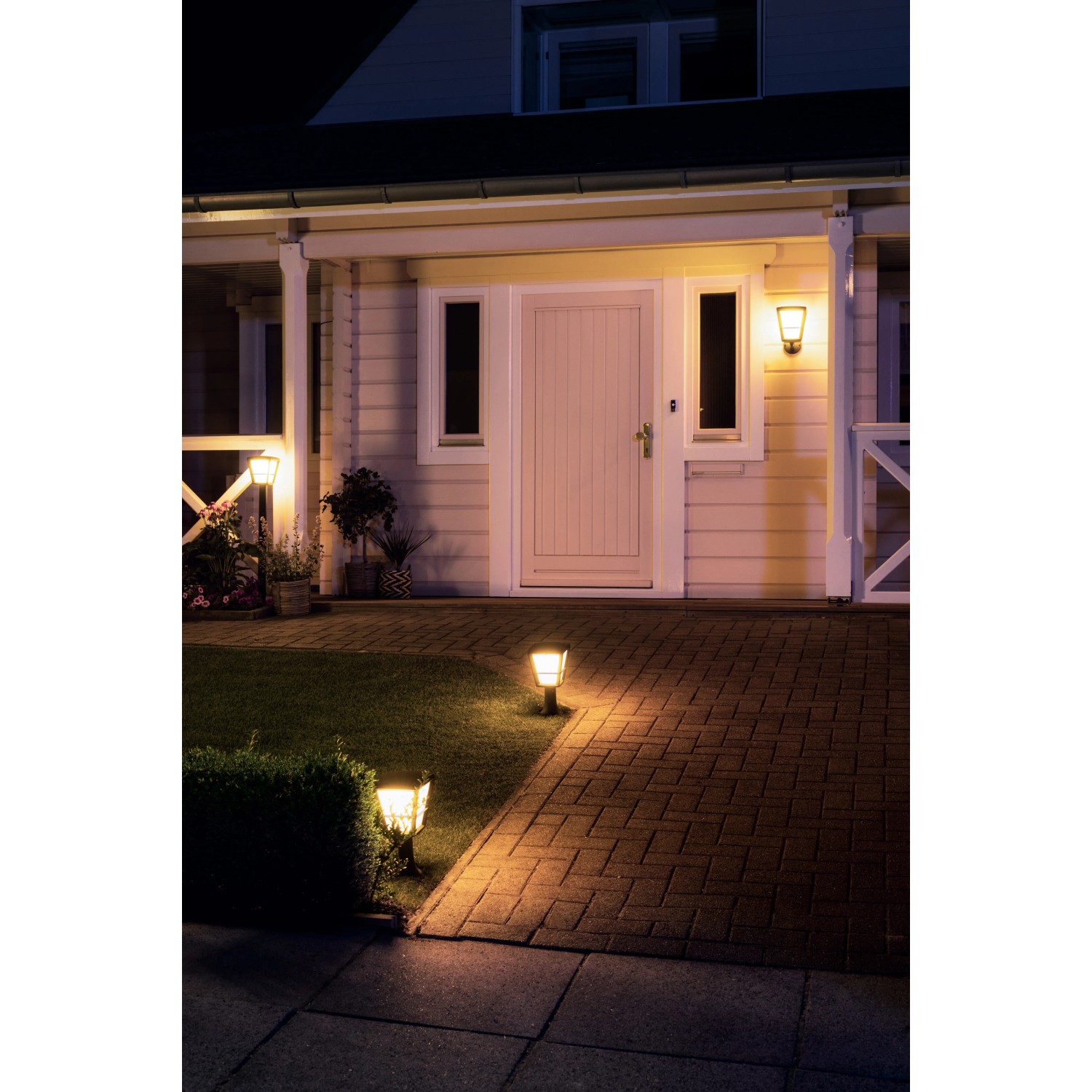 Beleuchteter Garten mit Philips Hue Econic LED Laternenleuchte hängend und Wegeleuchten.