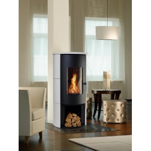 Weißer Wamsler Vitus Kaminofen (7 kW) mit Holzscheiten im Lagerfach im Wohnzimmer.