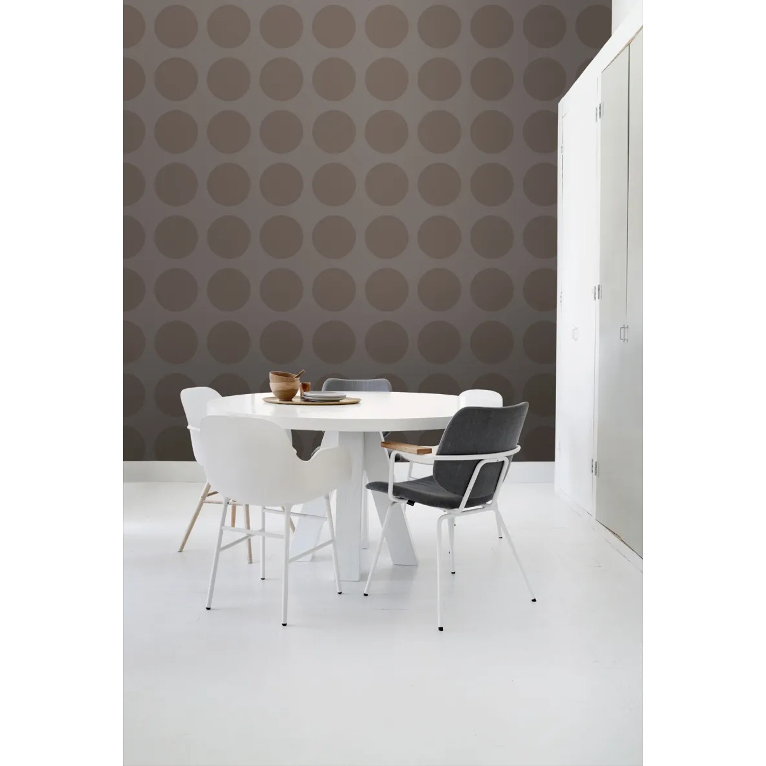 ESTAhome Tapete Kugeln Taupe auf Leinenstruktur im Raum, Durchmesser ca. 53cm