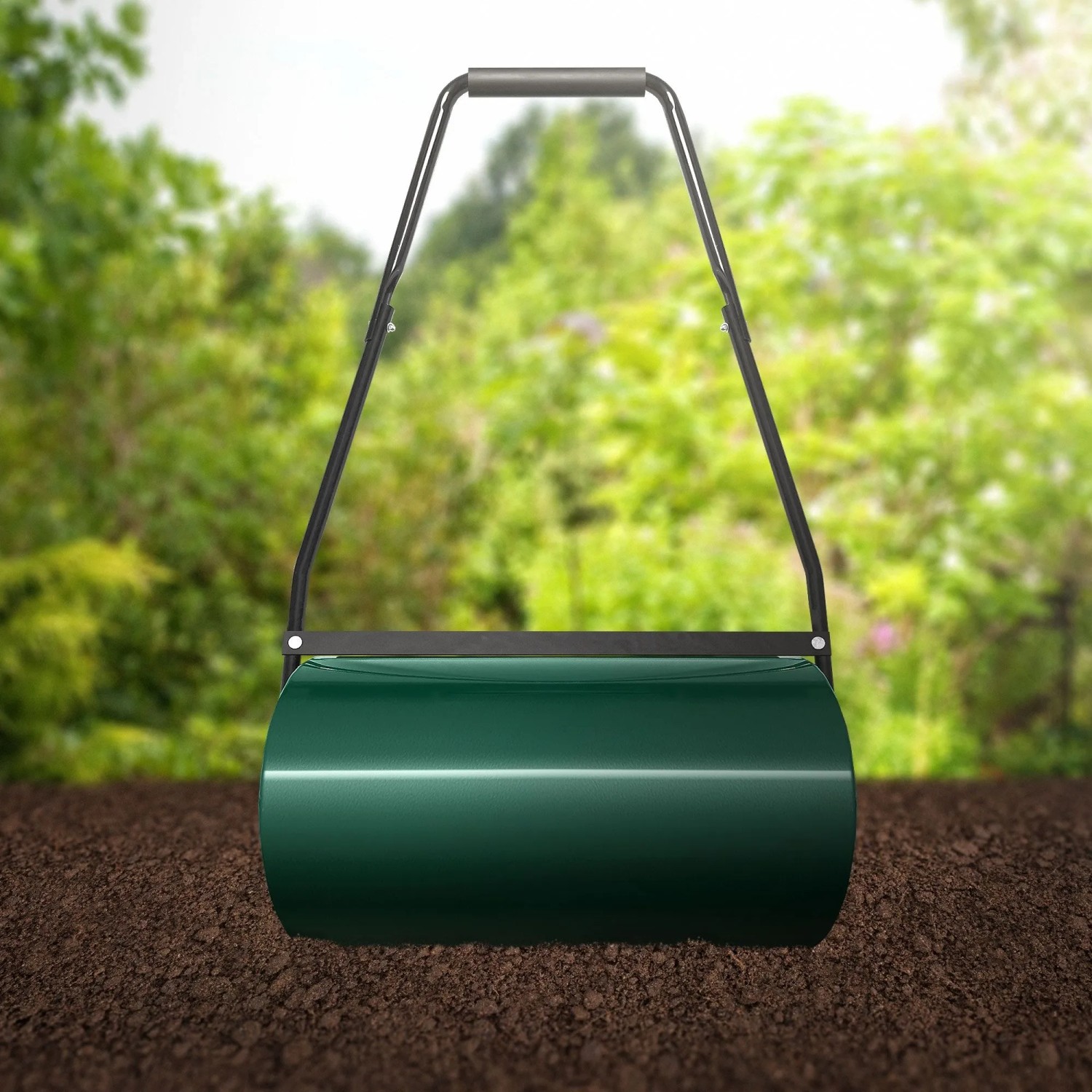 Dunkelgrüne, befüllbare Rasenwalze aus Stahl auf Erde. Ideal für Rasenpflege und Bodenbearbeitung im Garten.