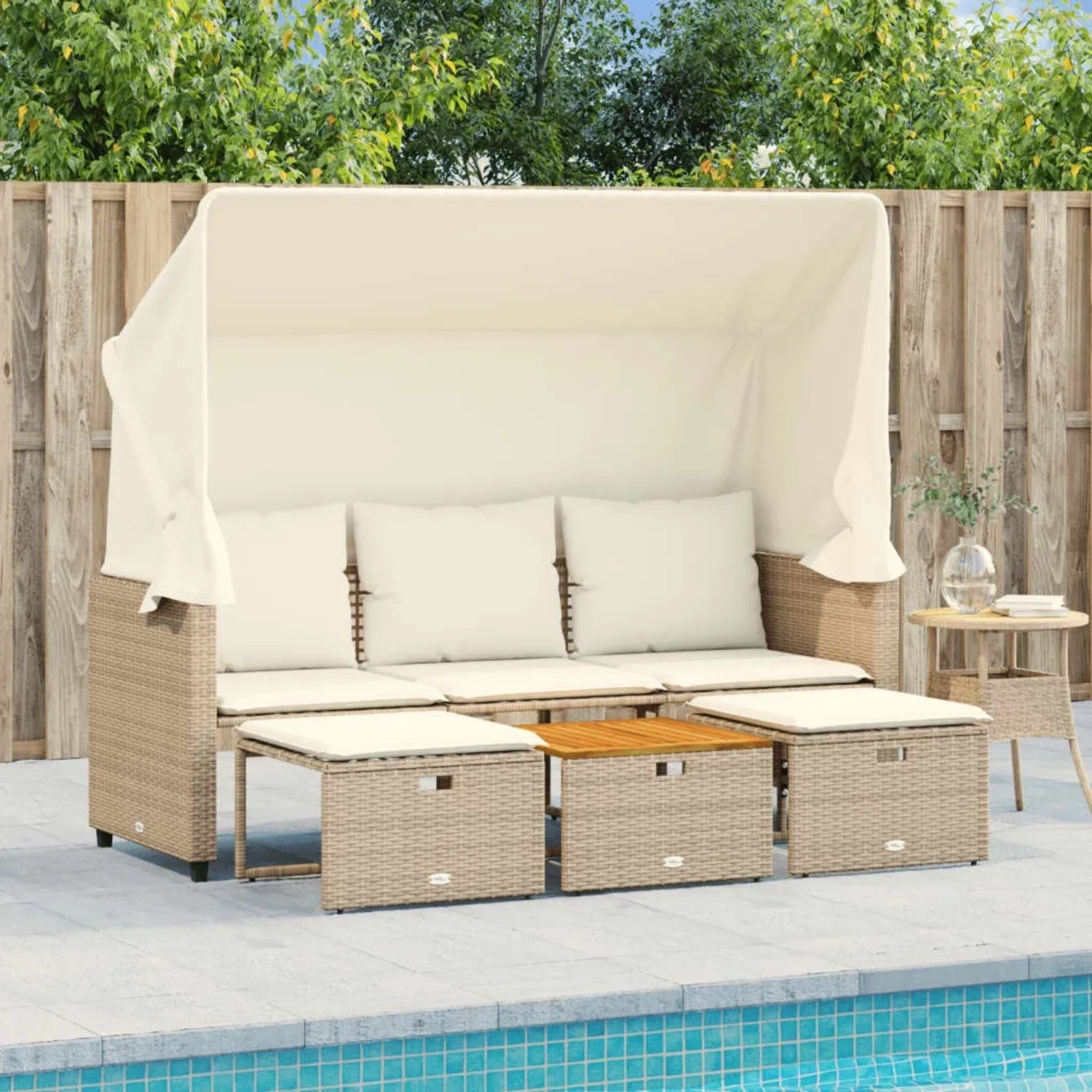 Beiges 3-Sitzer Outdoor-Sofa mit Dach, Hockern und Tisch aus Polyrattan für den Garten.