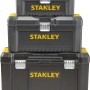 Stapel von drei schwarzen Stanley Werkzeugkoffern Essential mit Metallschließen.
