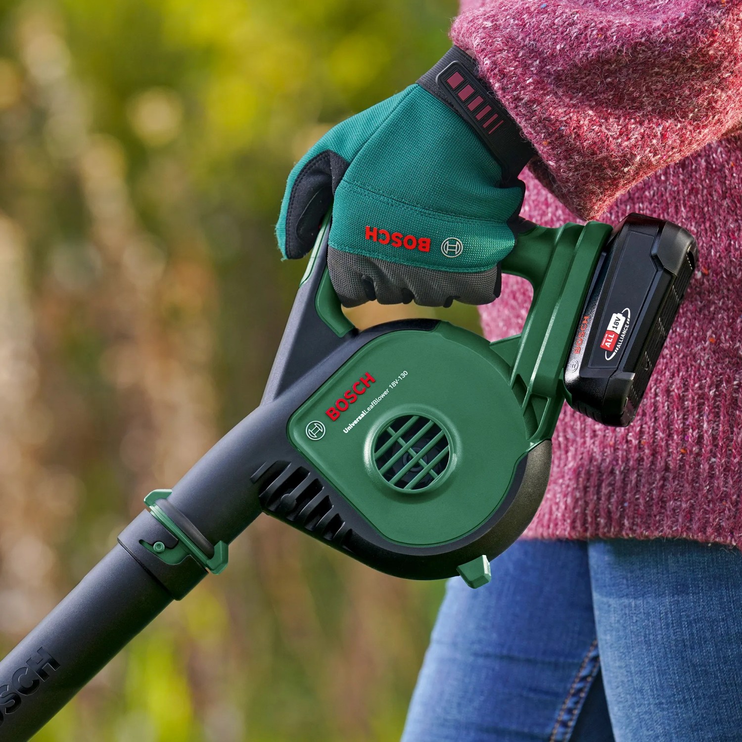 Bosch Akku-Laubbläser UniversalLeafBlower 18V-130 mit Akku im Einsatz.