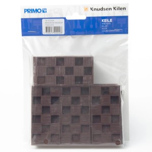 Braune Keile (16 Stk.) im Hänger, 90x45x15 mm, für Fenster-Zubehör.