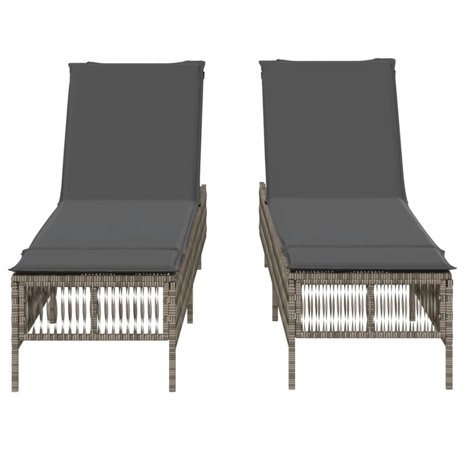 Zwei graue Poly Rattan Sonnenliegen mit Auflagen für den Garten.