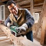 Mann schleift Holzbalken mit Bosch Bandschleifer PBS 75 AE Set (750 W) in Werkstatt.