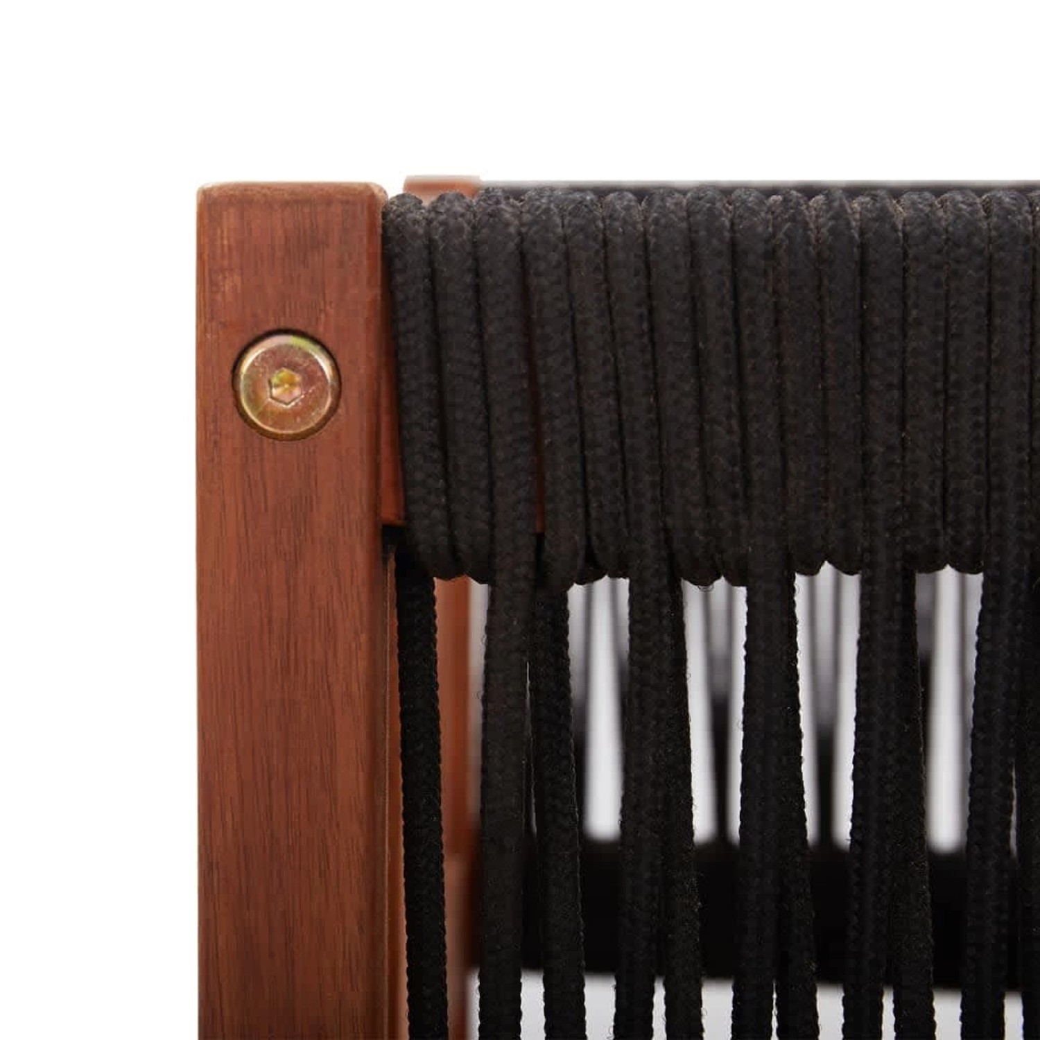 Detailaufnahme: Akazienholz und Seilrückenlehne des Garten Lounge Sets.