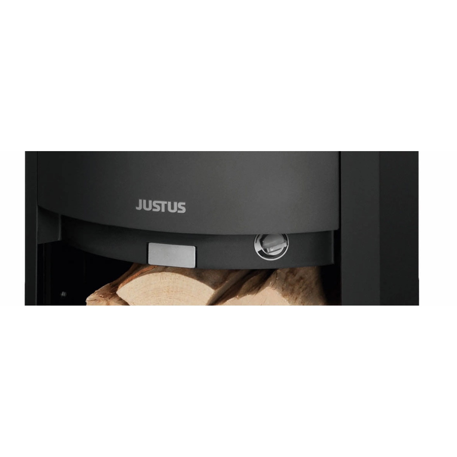 Detailaufnahme: Justus Baltrum 2.0 Kaminofen mit Holz im Brennraum und Bedienelementen.