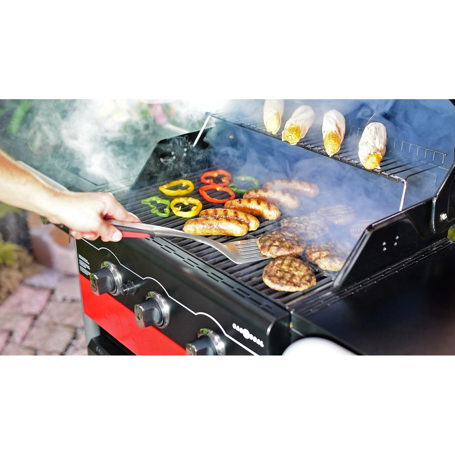 Char-Broil Grillwender Comfort Grip im Einsatz: Grillgut (Burger, Würstchen, Gemüse) wird gewendet.