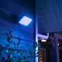 Philips Hue Discover LED-Wandleuchte mit blauem Lichtschein an Hauswand.