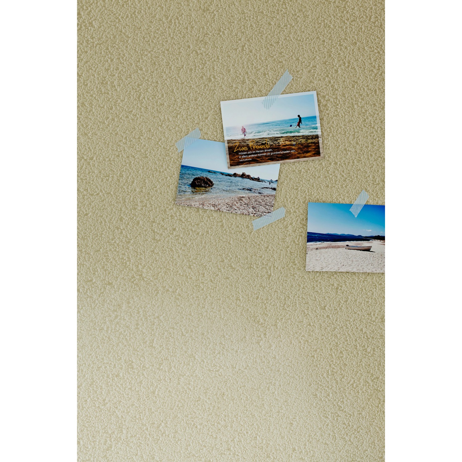 Wand mit Knauf Compact Color Sand Putz und Urlaubsfotos.