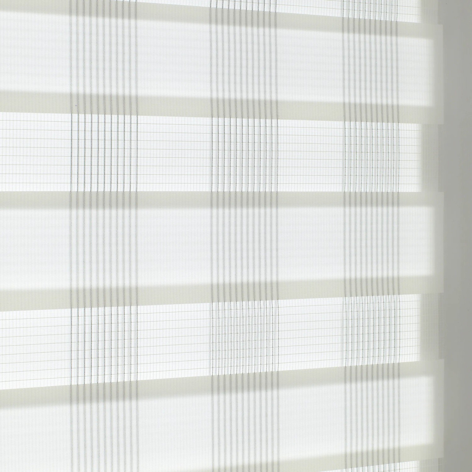 Gardinia EasyFix Doppelrollo Karo, 45x150 cm, weiß. Rollo mit transparenten und blickdichten Streifen.
