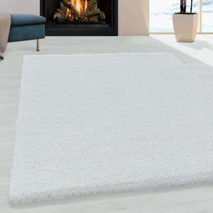 Weißer Ayyildiz Hochflorteppich Fluffy 3500 (140x200 cm) im Wohnzimmer.