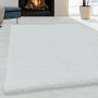 Weißer Ayyildiz Hochflorteppich Fluffy 3500 (140x200 cm) im Wohnzimmer.