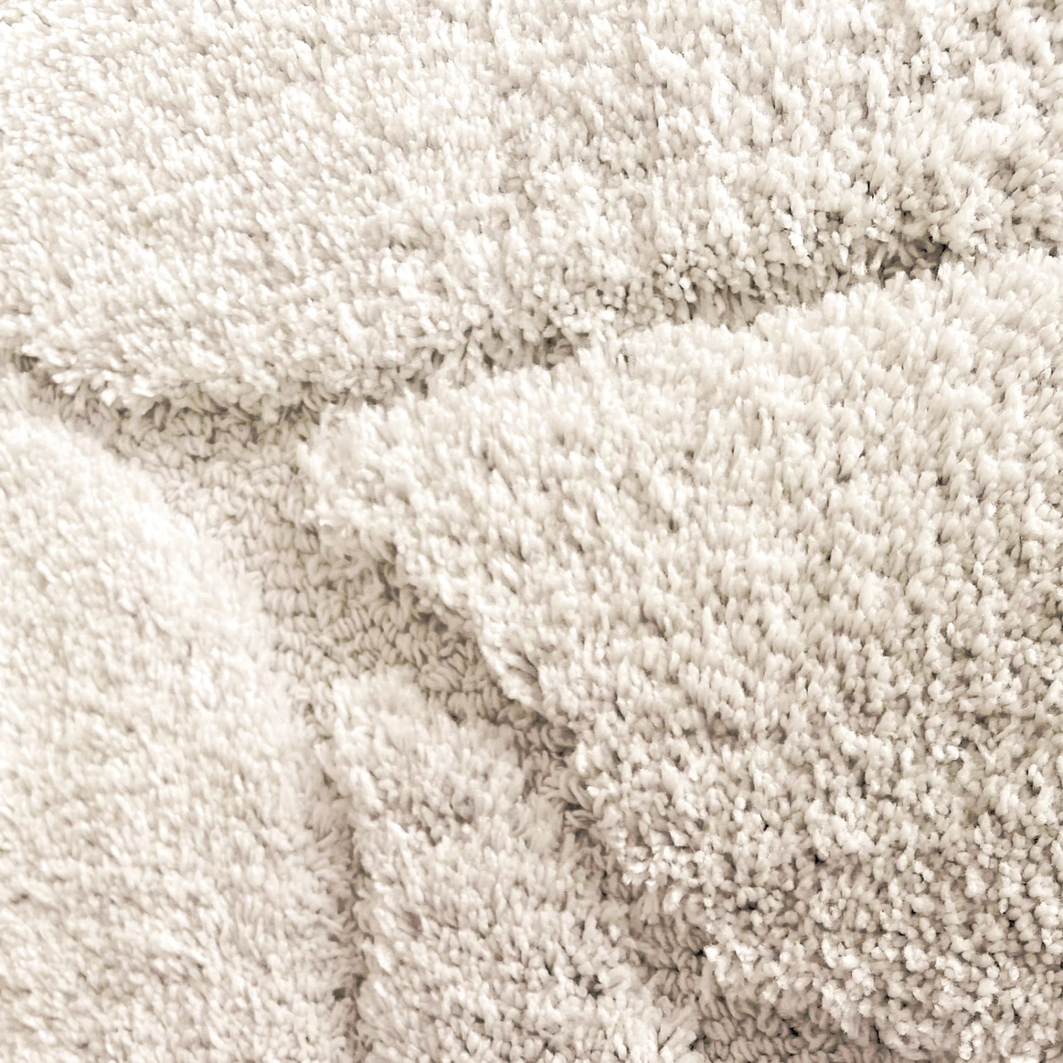 Nahaufnahme: Karat Badematte Maris Ivory, Badvorleger mit Blattstruktur, 80x150 cm.