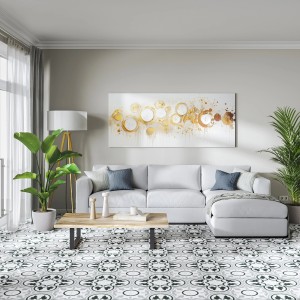 Verlegtes Feinsteinzeug Barcelona Grau 25x25 cm im Wohnraum mit Sofa und Tisch.