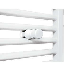 Weißer Schulte Handtuchknopf am Heizkörper zum Aufhängen von Handtüchern.
